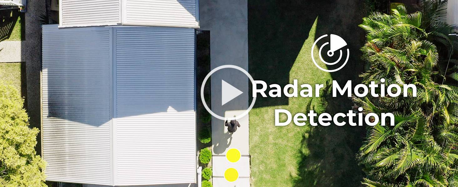 Une personne marche le long d'un trottoir, au-dessus duquel est inscrit 'Radar Motion Detection'. Une caméra observe depuis le haut et des arbres sont visibles à droite.
