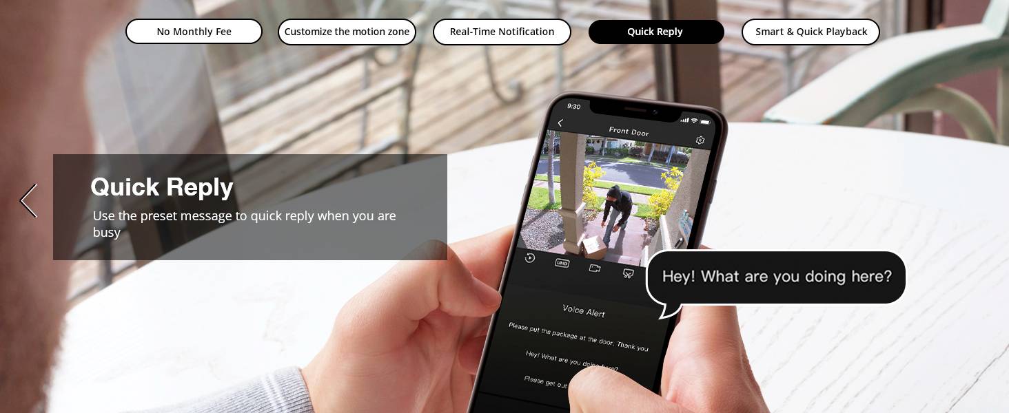 Une personne tient un smartphone sur lequel une application de caméra de sécurité est ouverte. Une fenêtre de texte affiche : « Hé ! Que faites-vous ici ? »