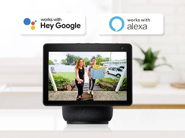 Un écran intelligent montre une femme qui donne une boîte à un enfant. En arrière-plan, on peut voir les logos 'Hey Google' et 'Alexa'.