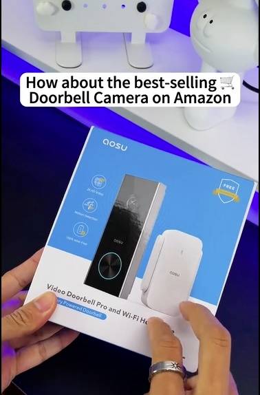 Une main tient un emballage d'une caméra de sonnette de porte. Texte en haut : 'Et si c'était la caméra de sonnette la plus vendue sur Amazon'