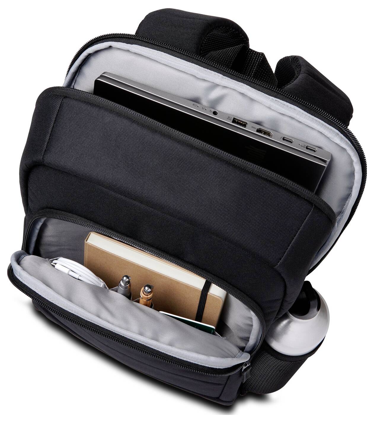 Un sac à dos noir ouvert révèle un compartiment pour ordinateur portable en haut et, en dessous, des stylos, un carnet et une bouteille d'eau.