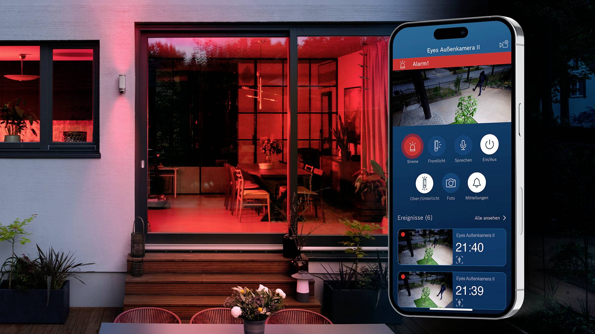 L'application mobile affiche des images de caméras de sécurité et des notifications devant une maison éclairée en rouge avec une véranda vitrée et des plantes.