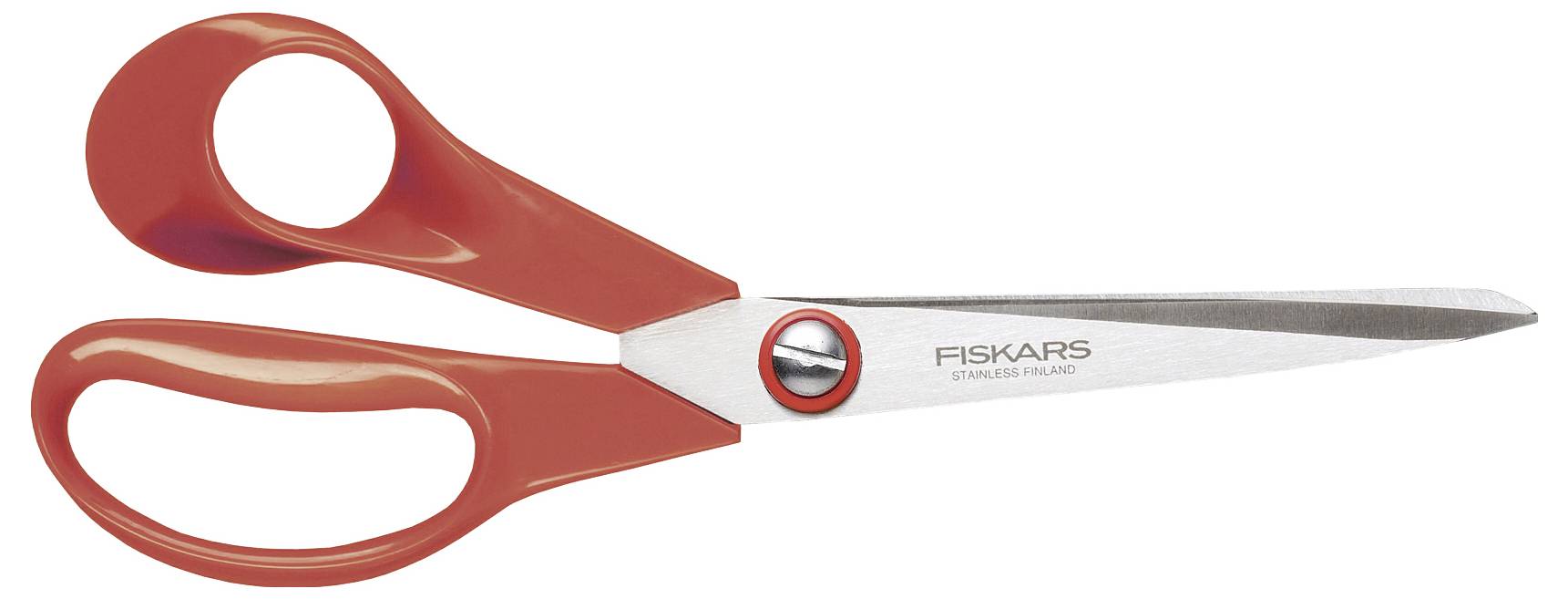 Ciseaux rouges avec poignées ergonomiques et lames en acier inoxydable. Nom de marque 'Fiskars' gravé sur la lame. Adaptés aux travaux manuels et créatifs.