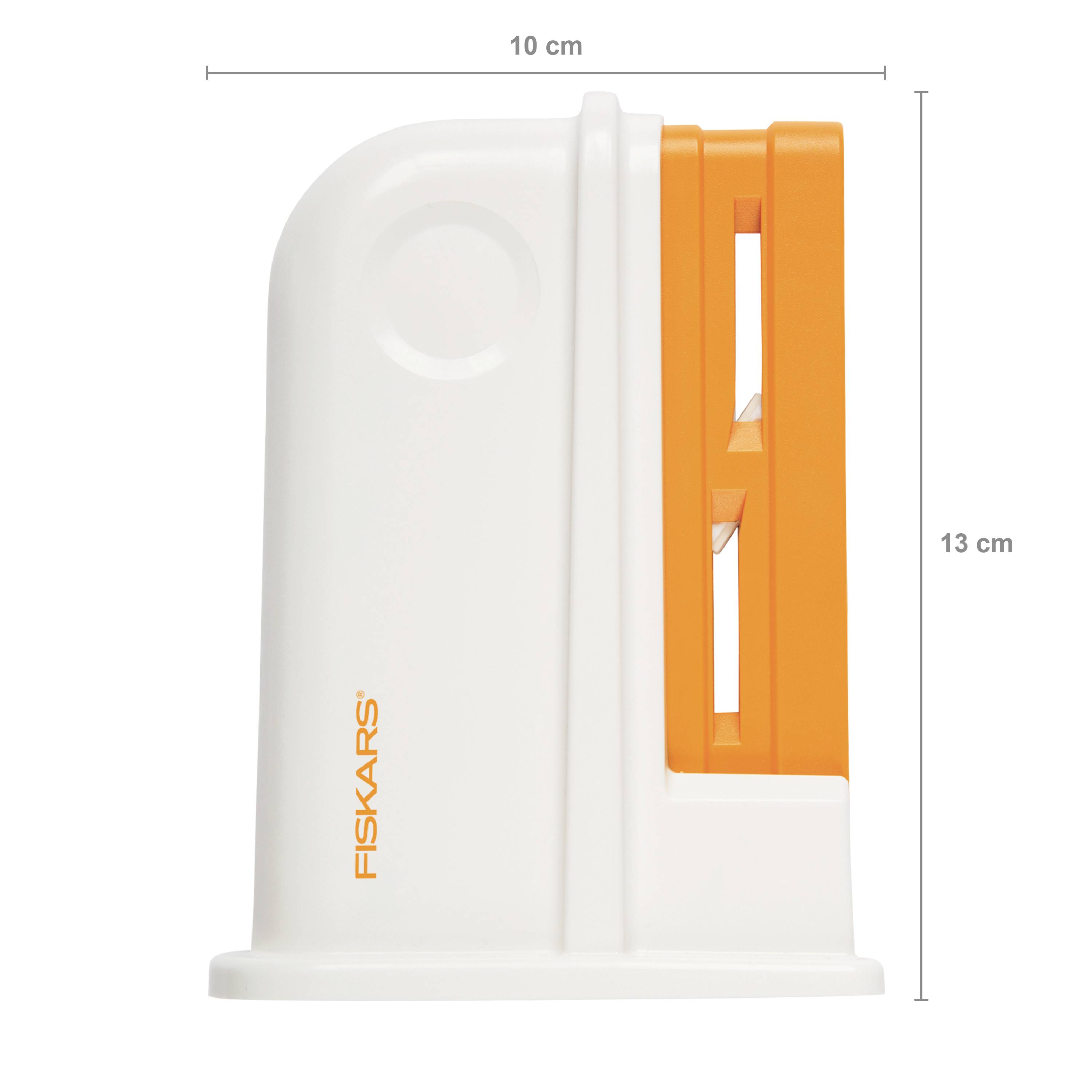 Affûteur de couteaux Fiskars blanc et orange, large de 10 cm, haut de 13 cm.