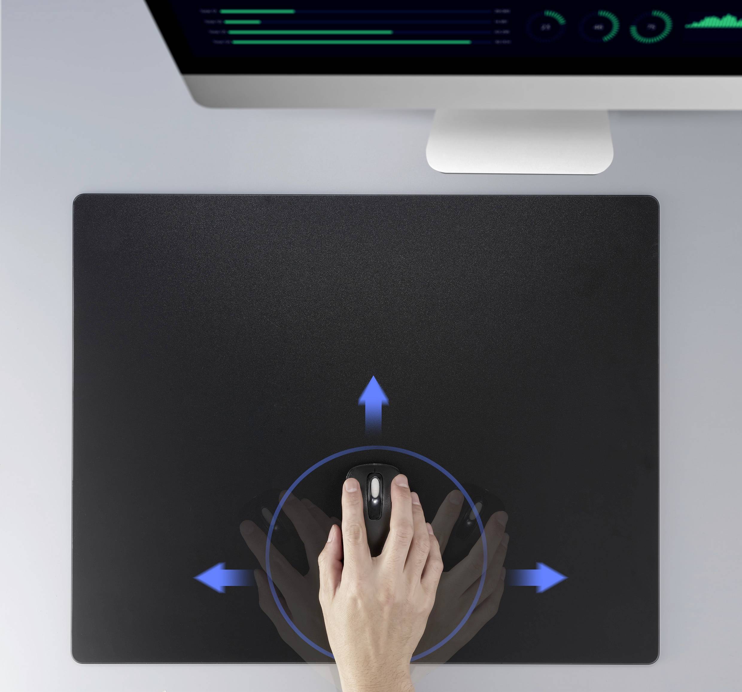 Une main se déplace dans différentes directions sur un pavé tactile, relié à un écran affichant des données graphiques.