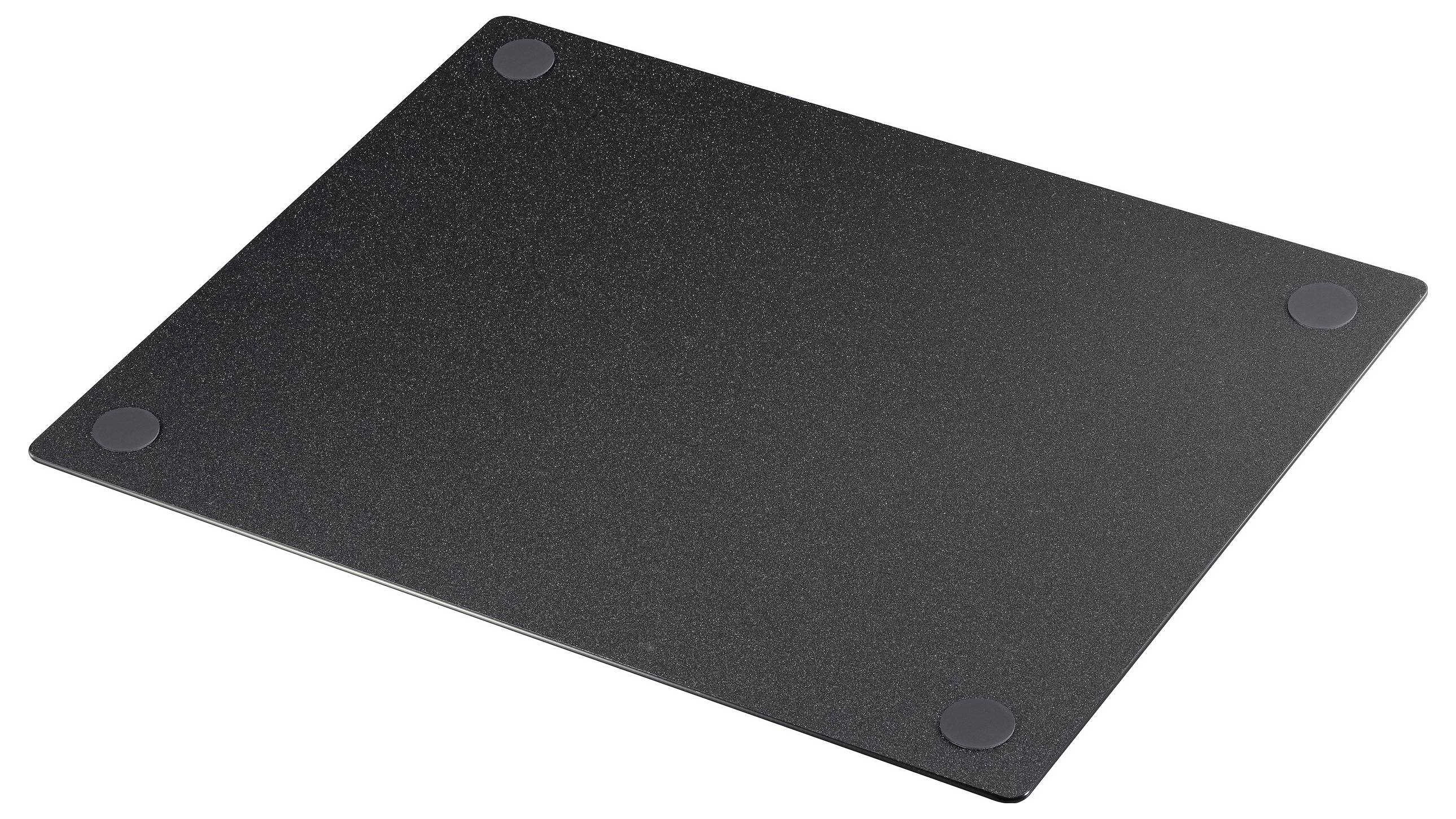 Un tapis noir, rectangulaire, avec des coins arrondis et quatre pieds antidérapants ronds situés aux angles.