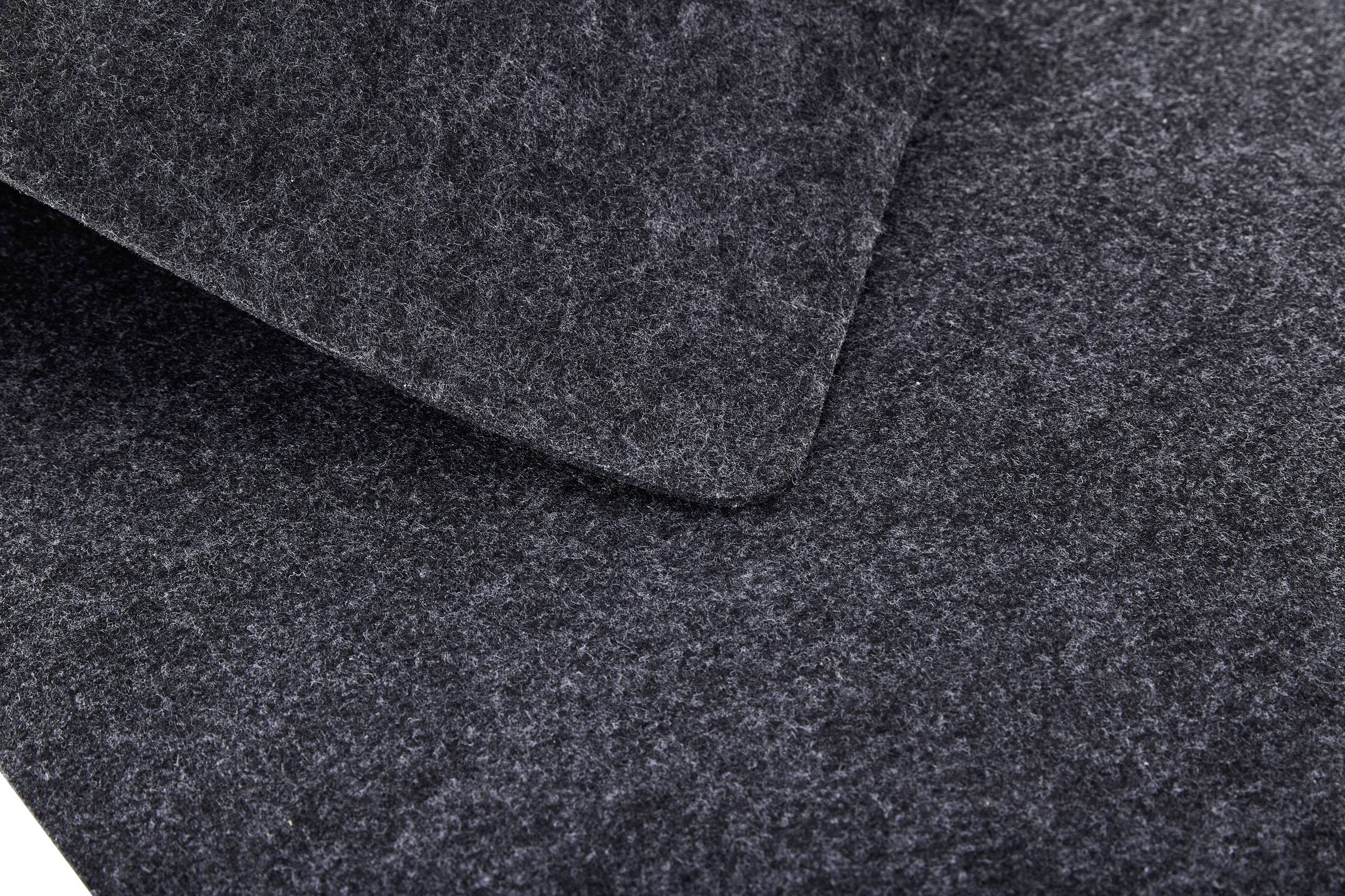 Gros plan sur un matériau gris, feutré, disposé en couches.