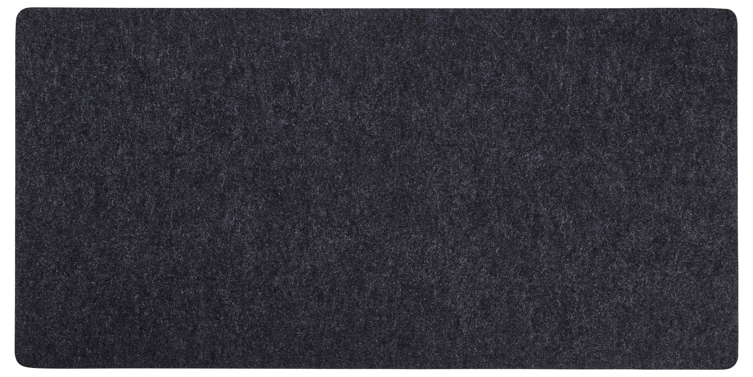 Un tapis rectangulaire en feutre gris foncé à la surface légèrement texturée.