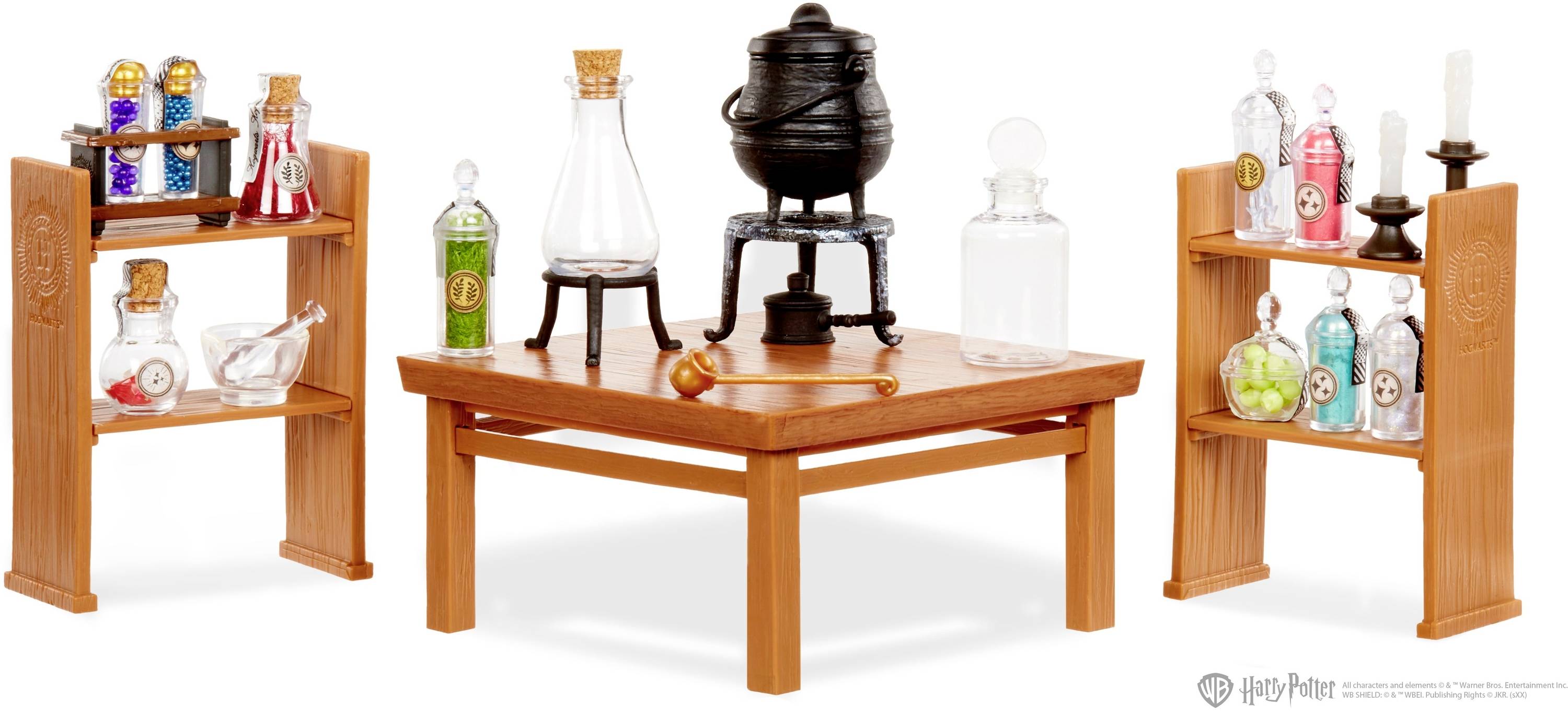 Cuisine magique miniature avec des étagères en bois, des bouteilles et un chaudron sur une table. Contient des liquides colorés et divers objets magiques.