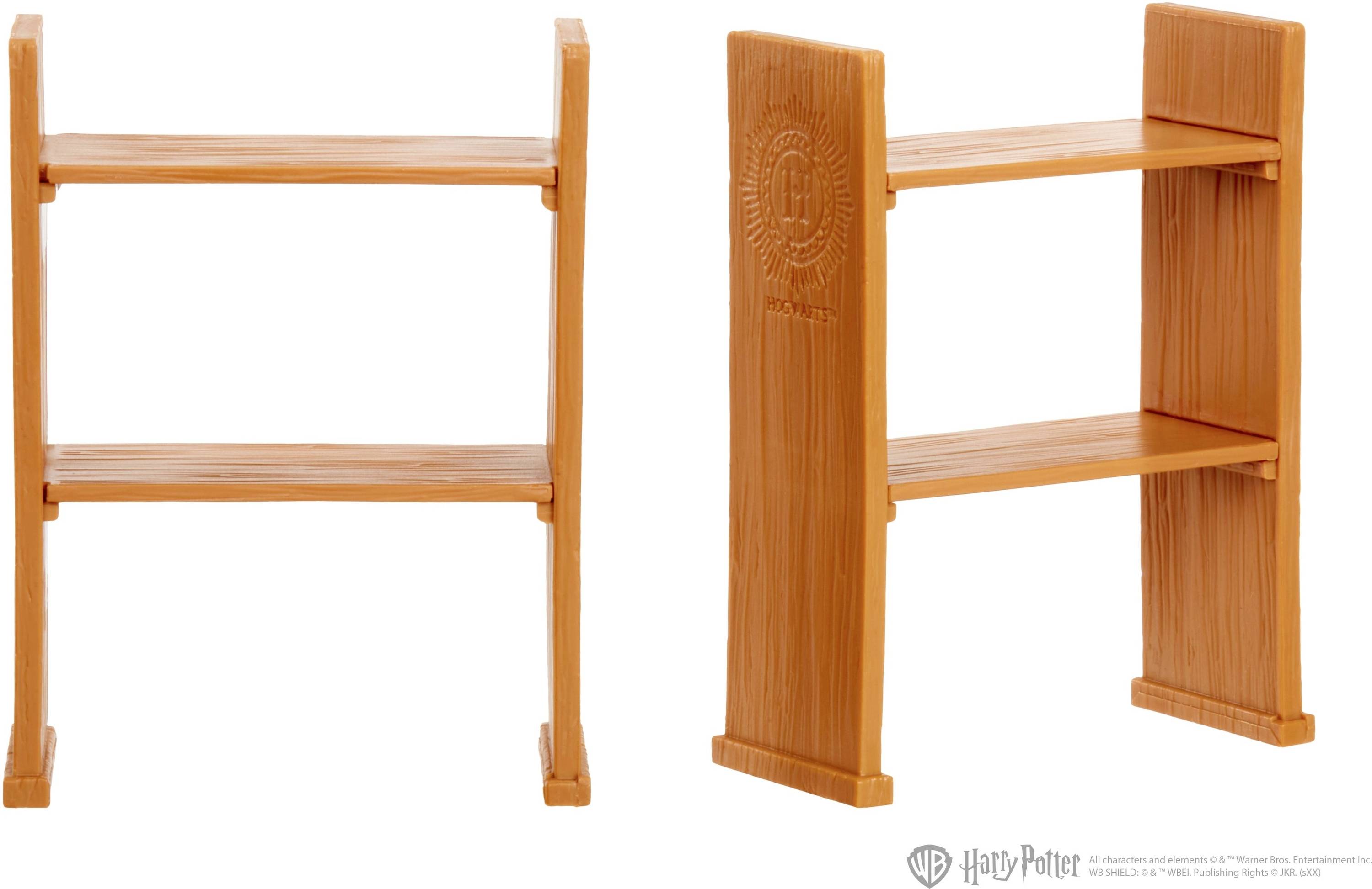 Deux étagères en plastique orange de taille miniature. Celle de gauche est ouverte des deux côtés, celle de droite présente un emblème décoratif sur l'un de ses côtés.
