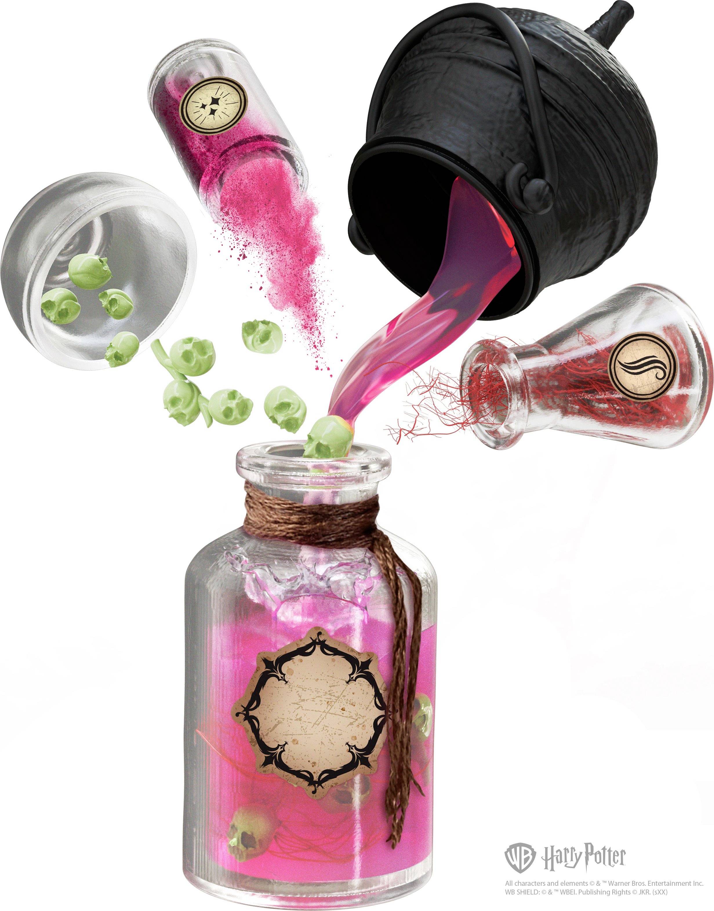 Une chaudière noire verse un liquide rose dans plusieurs flacons, décorés de boules vertes et de fils rouges. Ambiance magique.