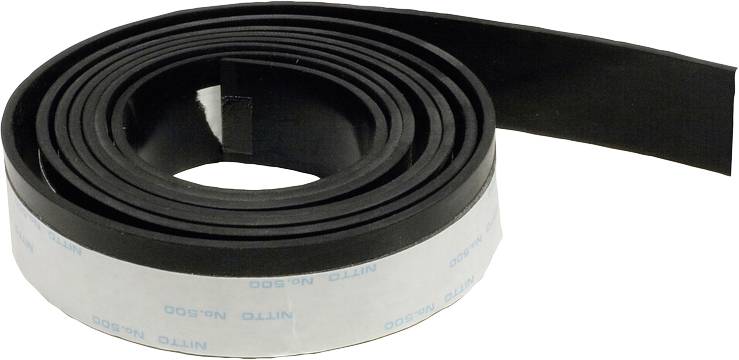 Un rouleau de mousse noire avec une bande adhésive blanche, prêt à être utilisé dans des projets d'isolation ou de calfeutrage.