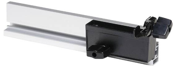 Un support noir sur une rail métallique argentée, probablement utilisé pour la fixation ou l'ajustement dans un contexte technique ou artisanal.