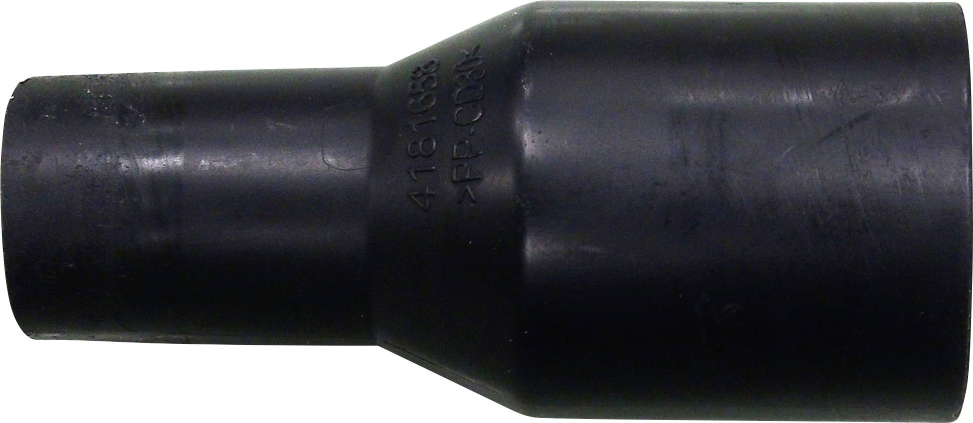 Un adaptateur de tube noir réduit, cylindrique, s'amincissant d'un diamètre plus large à un diamètre plus étroit.