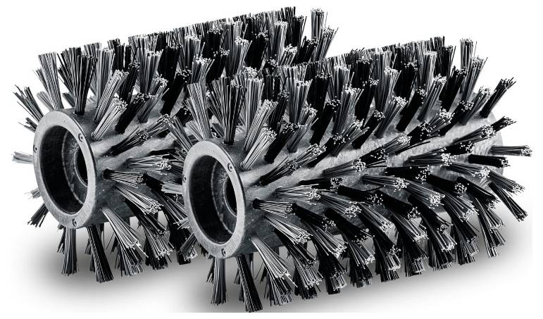 Deux brosses cylindriques noires aux poils denses de chaque côté, montées sur des cylindres métalliques, destinées au nettoyage industriel.