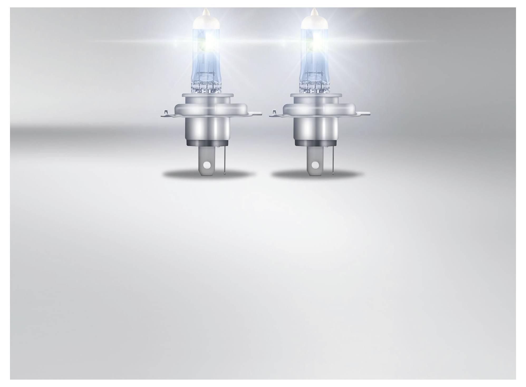 Deux ampoules de phare automobiles lumineuses côte à côte sur un fond clair, symbolisant la luminosité et l'efficacité dans la technologie d'éclairage.