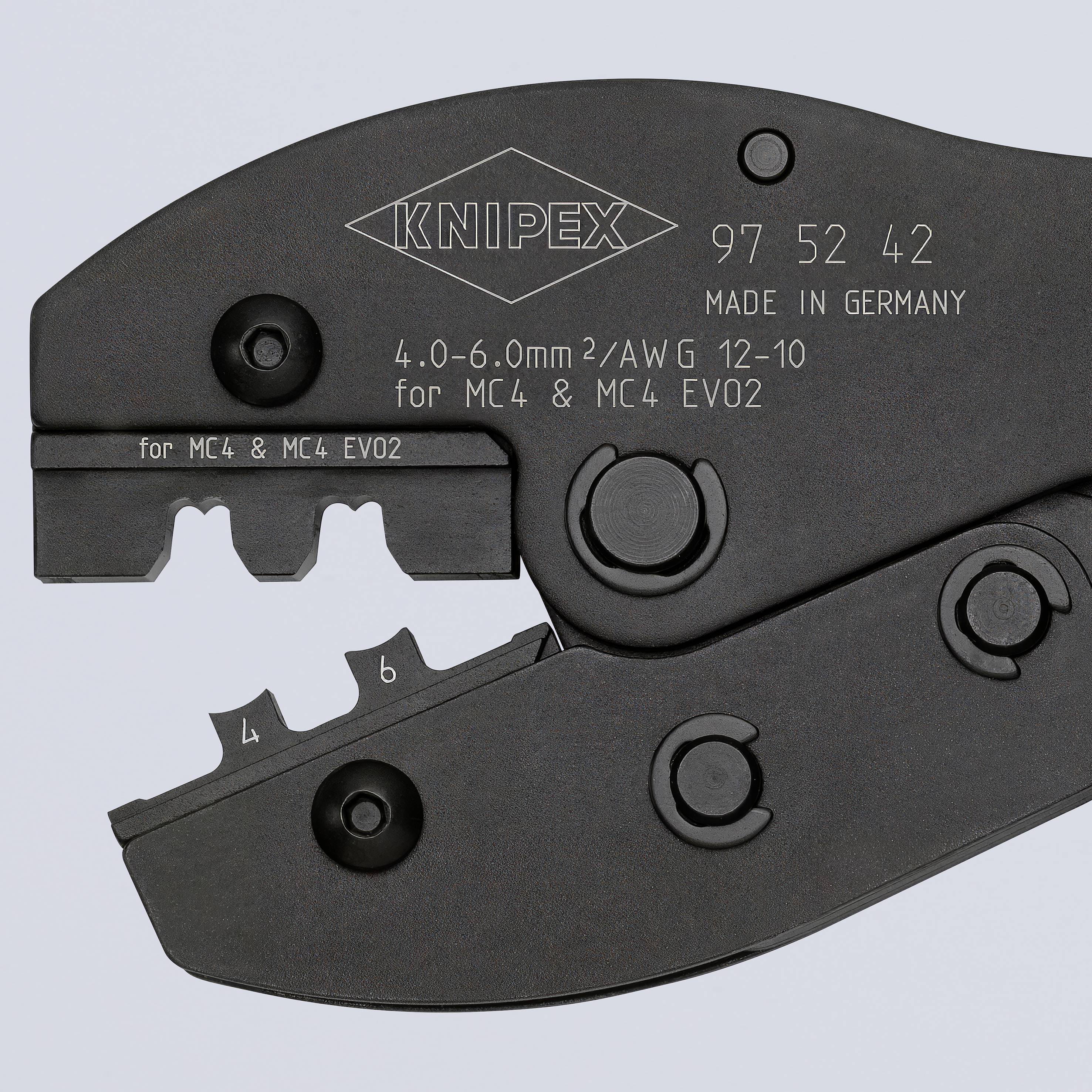 Pince de la marque Knipex, modèle 97 52 42. Adaptée aux connecteurs MC4, section de 4,0-6,0 mm². Fabriqué en Allemagne.