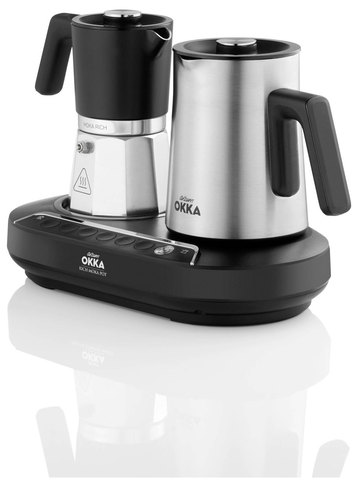 Cafetière électrique avec deux carafes sur une station de base. À gauche, une cafetière moka argentée, à droite, une carafe en acier inoxydable.