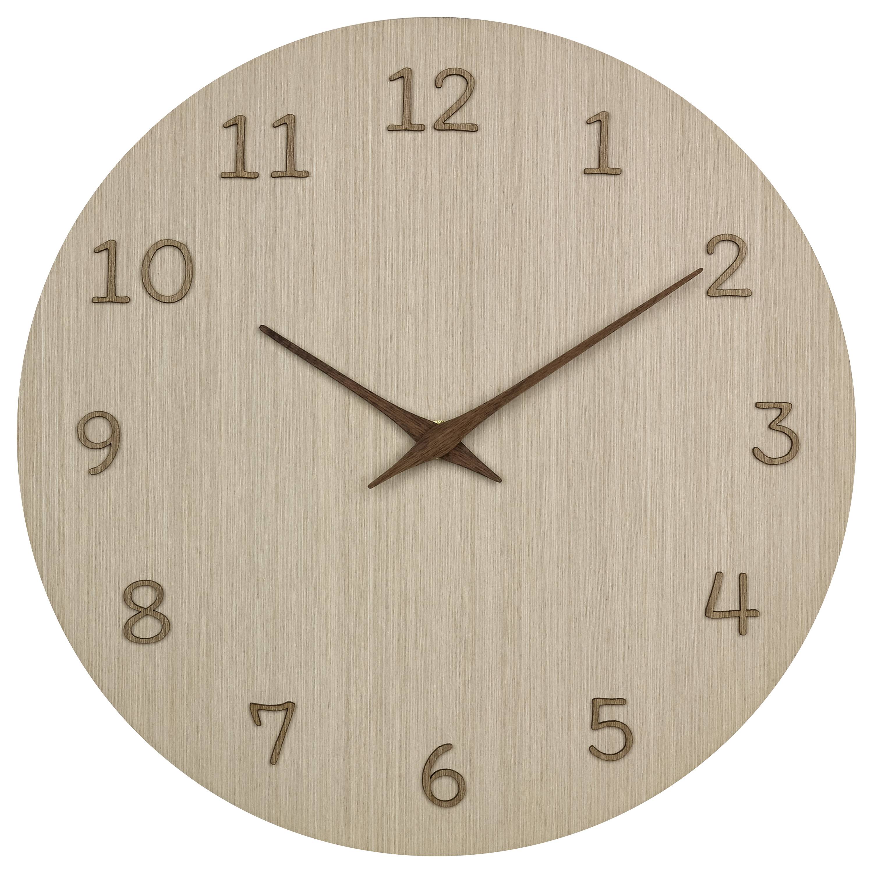 Une horloge murale ronde à l'aspect bois affiche l'heure 10h10. Les chiffres et les aiguilles, en bois foncé, se détachent du cadran.