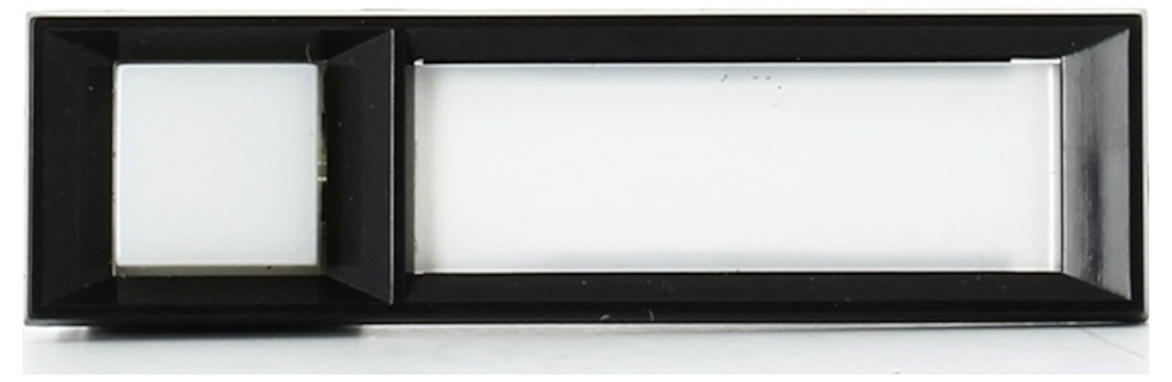 Une poignée de porte rectangulaire noire avec une barre coulissante horizontale, montée sur une surface blanche.