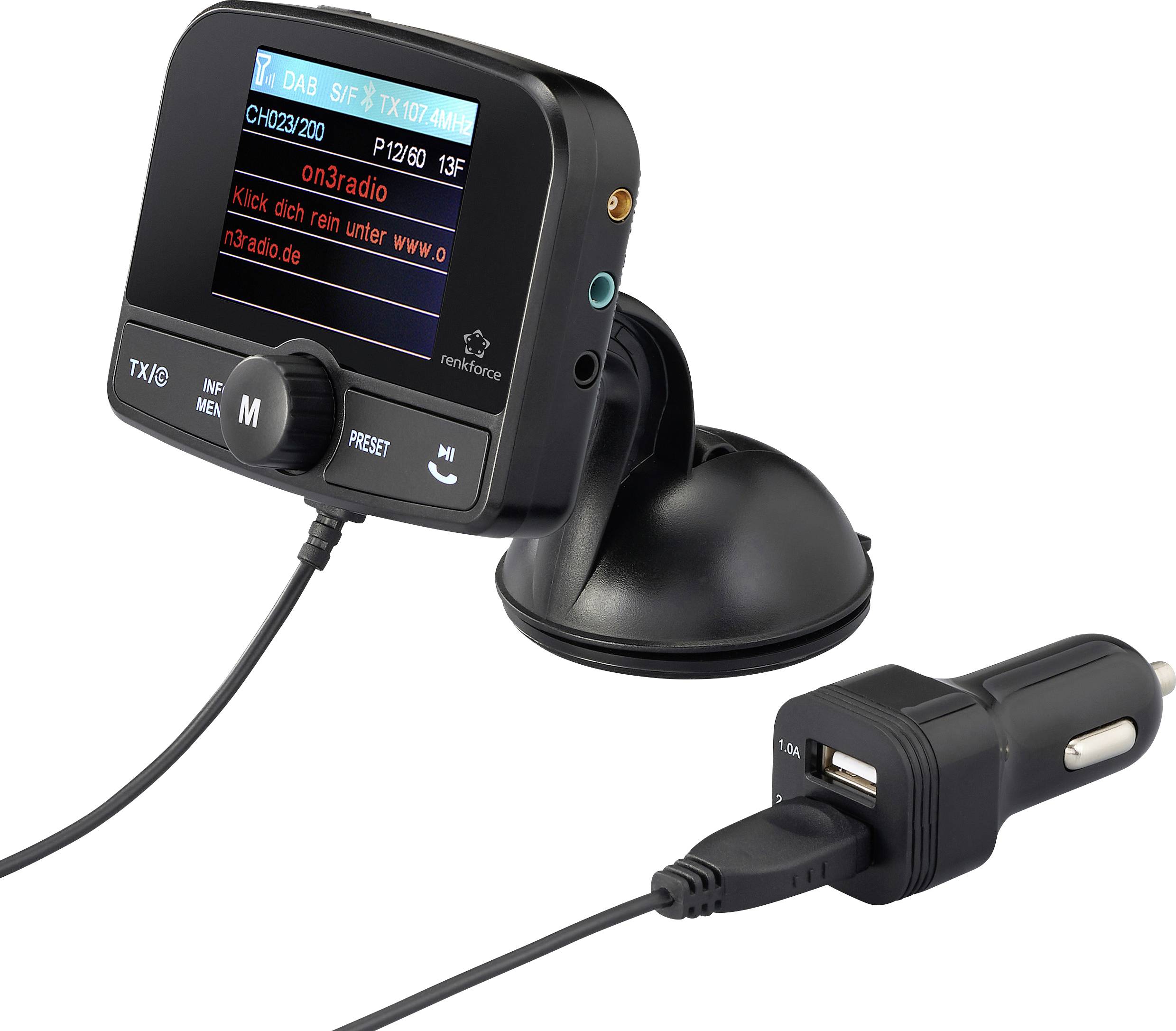 Un transmetteur DAB+ pour voiture avec écran et chargeur USB, affichant des informations sur la station de radio en cours et offrant une capacité de charge.