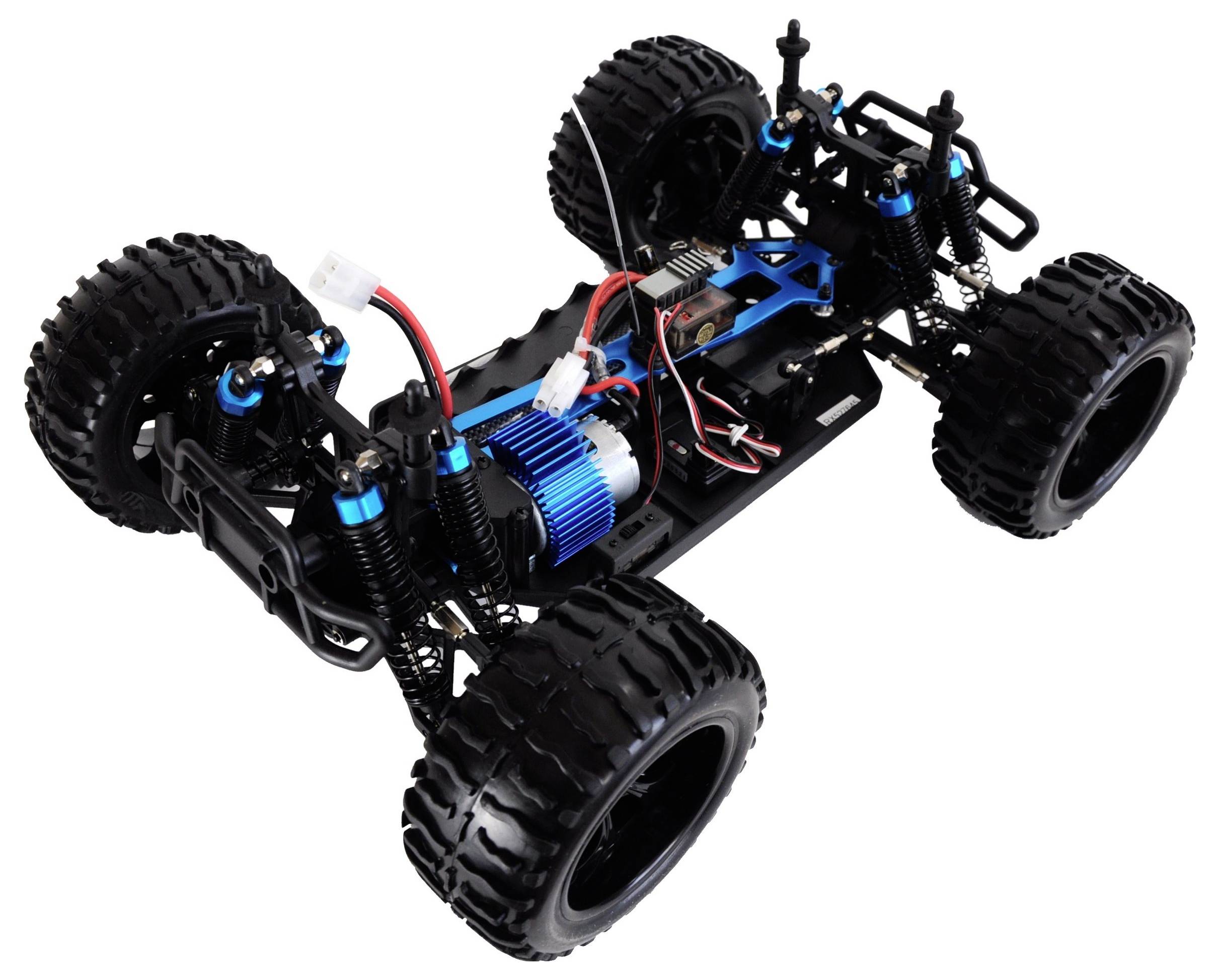 Un châssis de voiture télécommandée avec de grandes roues tout-terrain, un moteur bleu et des suspensions visibles, sur un fond blanc.