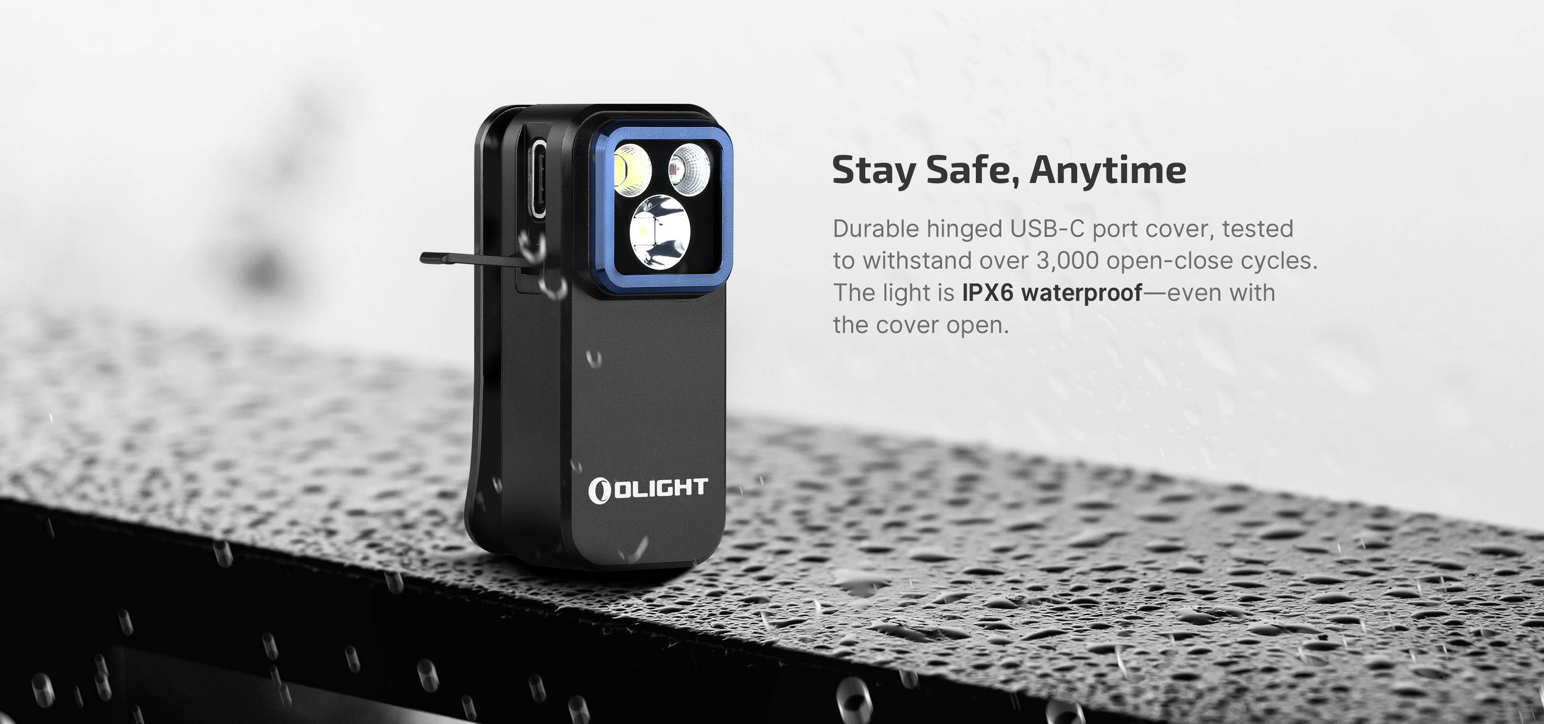 Une lampe robuste Olight avec USB-C posée sur une surface humide, mise en évidence textuellement comme étant 'étanche IPX6'.