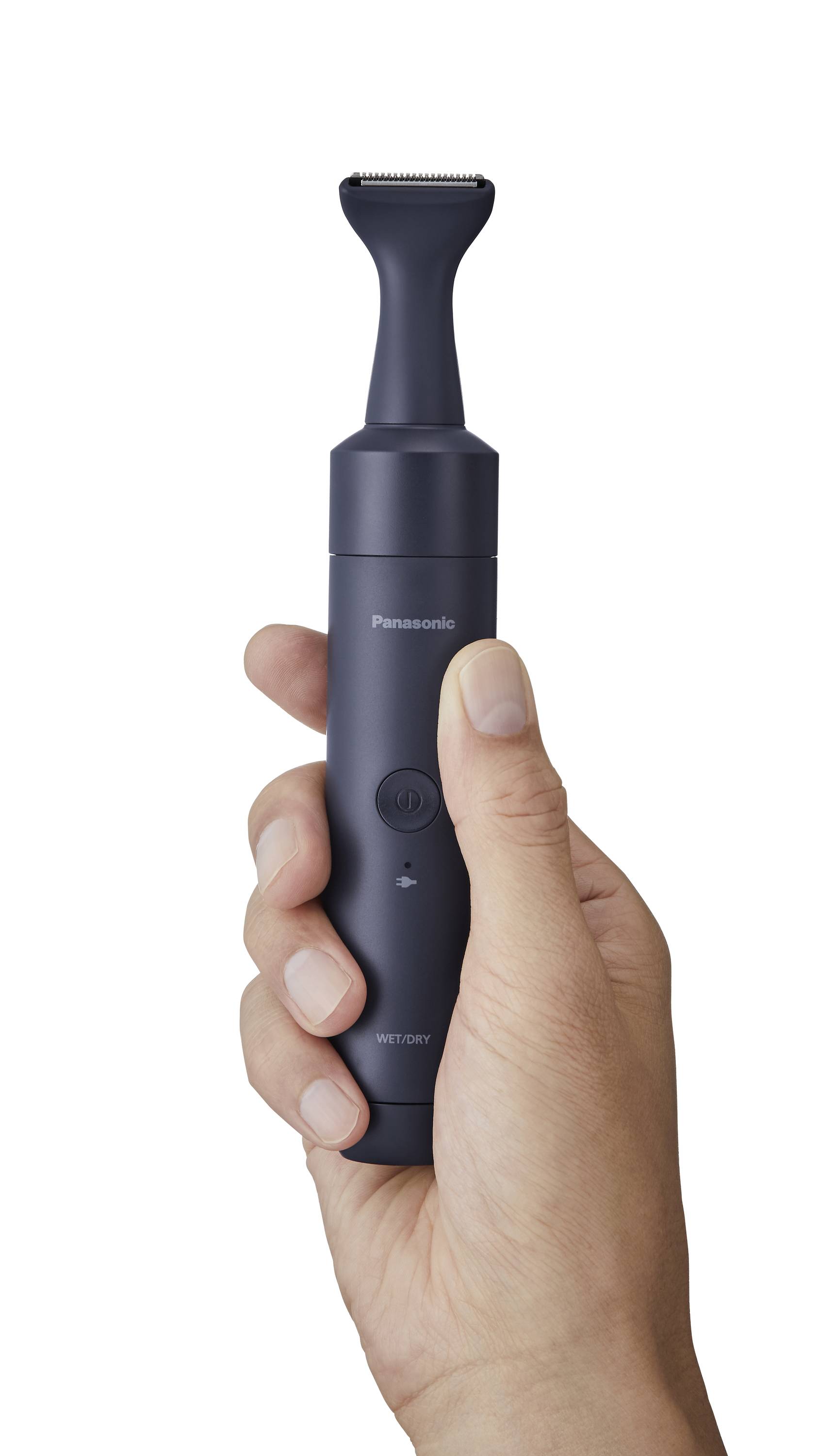 Une main tient une tondeuse à cheveux électrique noire Panasonic avec une tête de coupe étroite.