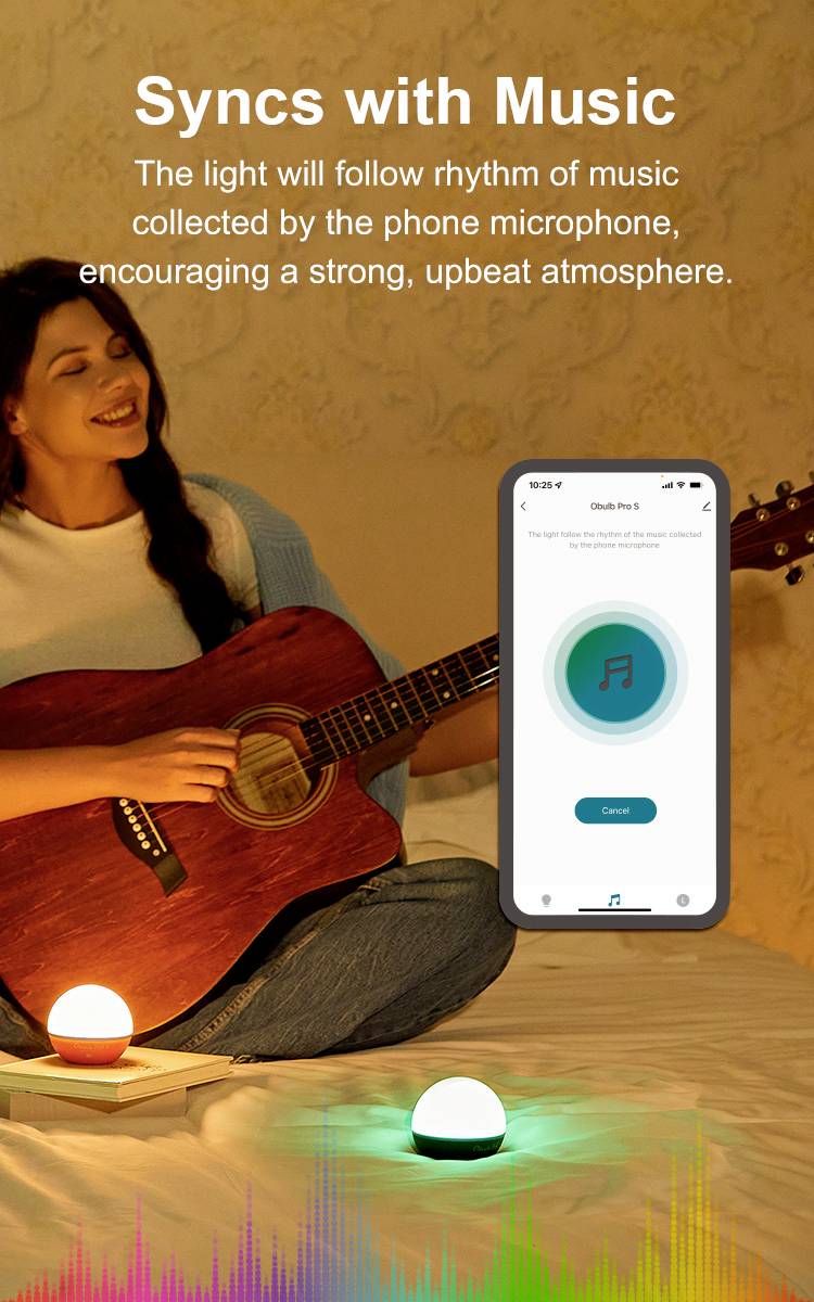 Une femme est assise en souriant avec une guitare, tandis que des lumières colorées synchronisent la musique. L'écran affiche une application de contrôle d'éclairage.