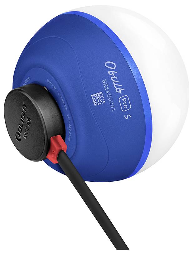 Lampe bleue, de forme sphérique, portant l'inscription 'Obulb Pro S'. Elle est connectée à un câble de charge.