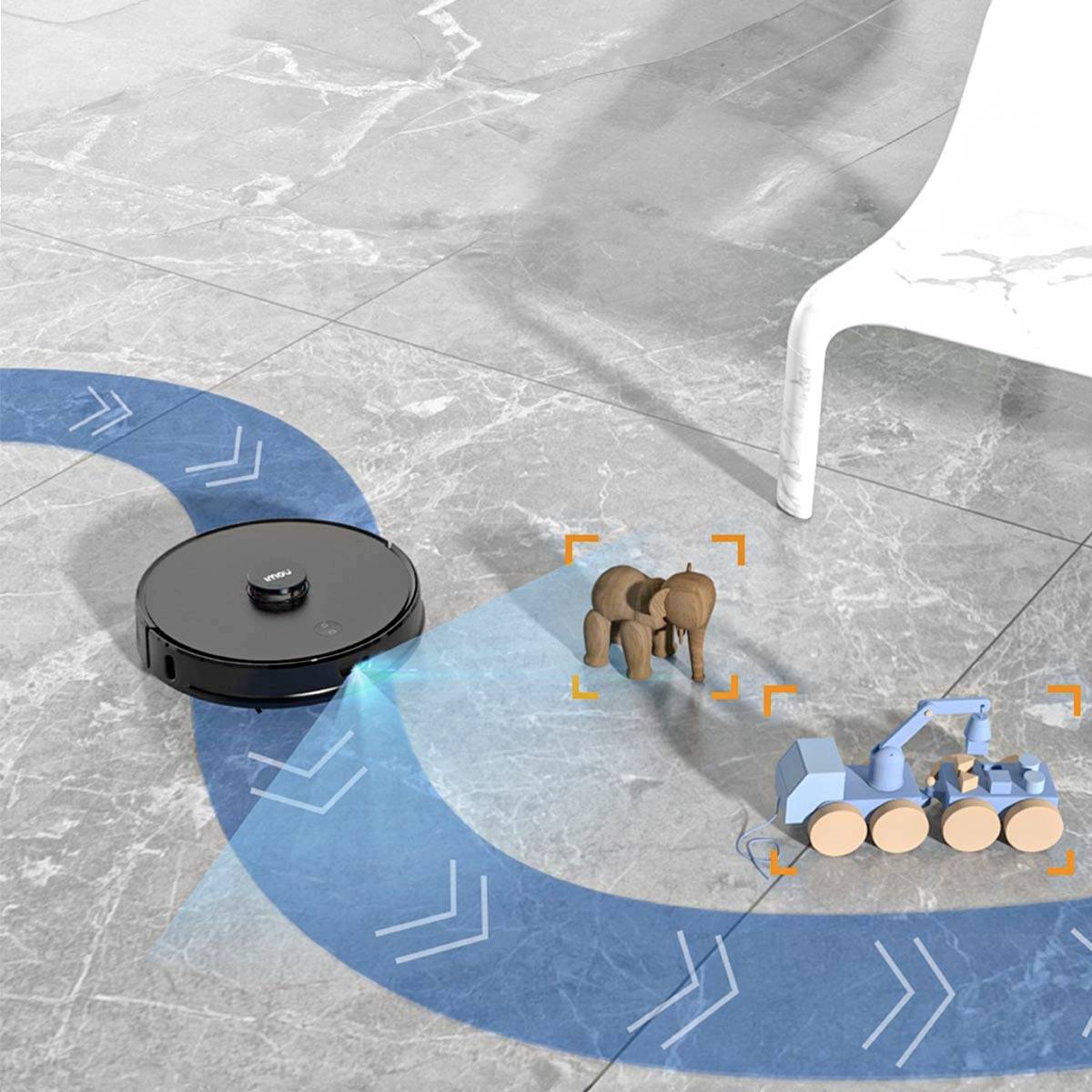 Un aspirateur robot sur un sol en marbre gris contourne habilement des figurines de jouets et un petit tracteur.
