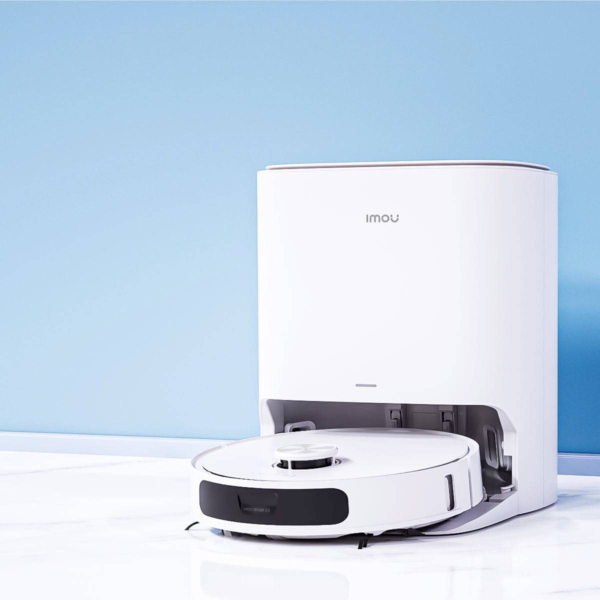 Un robot aspirateur blanc se dirigeant vers sa station de charge sur un fond bleu clair.
