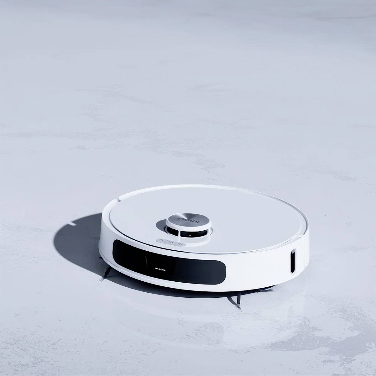 Un robot aspirateur blanc roule sur un sol lisse.