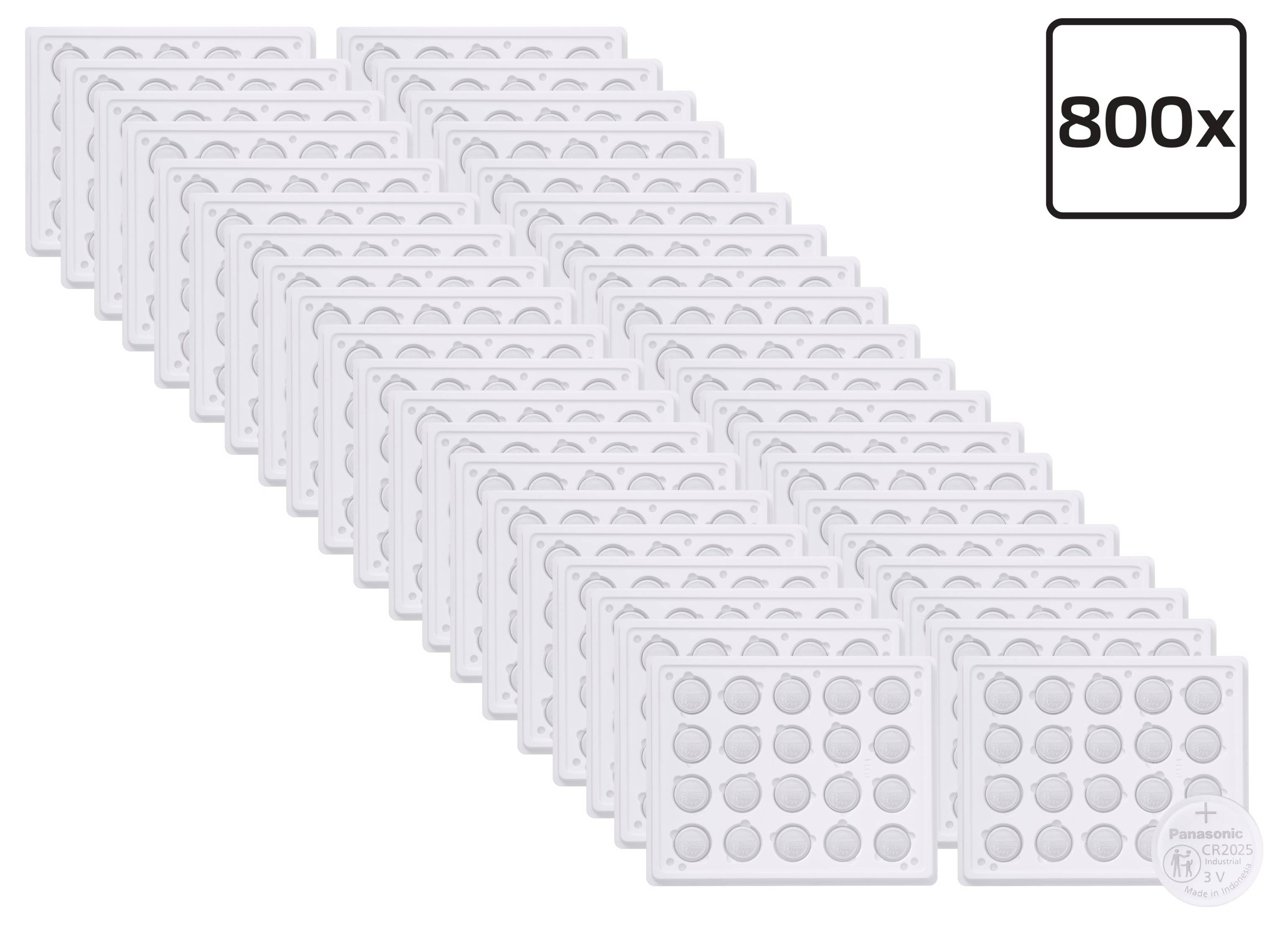 Pile de nombreux packs de batteries Panasonic 800x identiques de couleur blanche ou cartes plaquettes arrangés en diagonale sur un fond blanc.