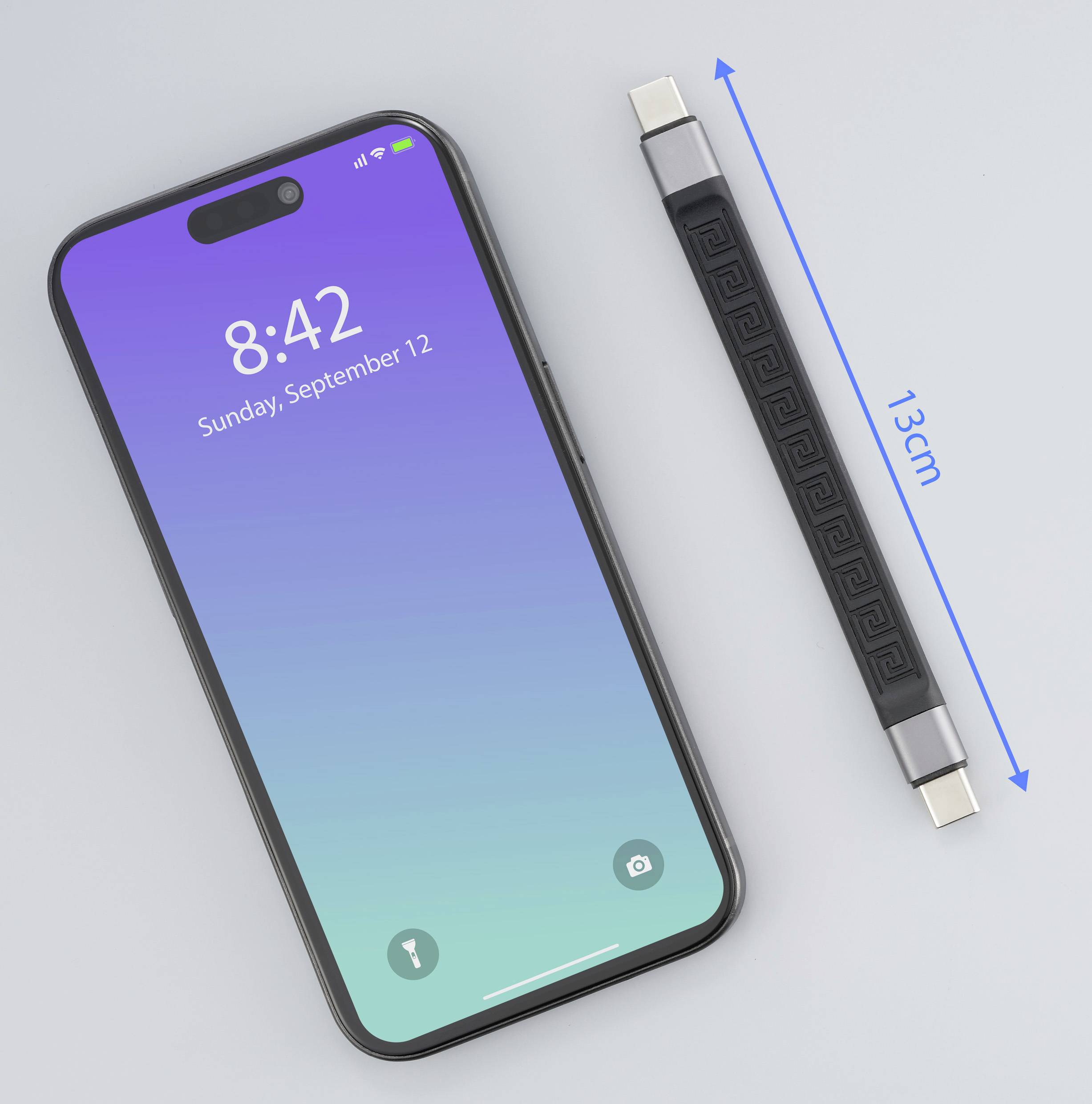 Smartphone à côté d'un câble USB de 13 cm de long. L'écran affiche '8:42, dimanche 12 septembre'.