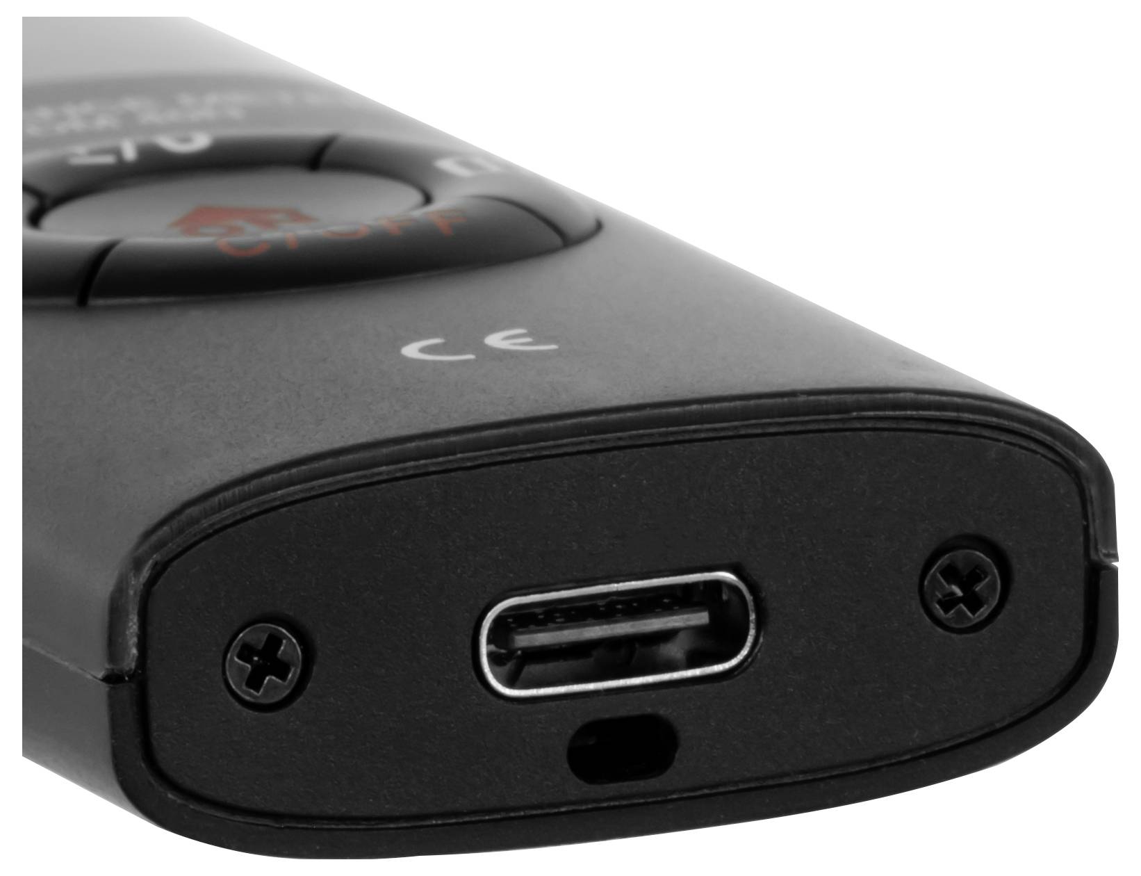 Gros plan d'un appareil électronique noir montrant un port de charge USB-C à l'extrémité, avec un marquage CE et deux vis.