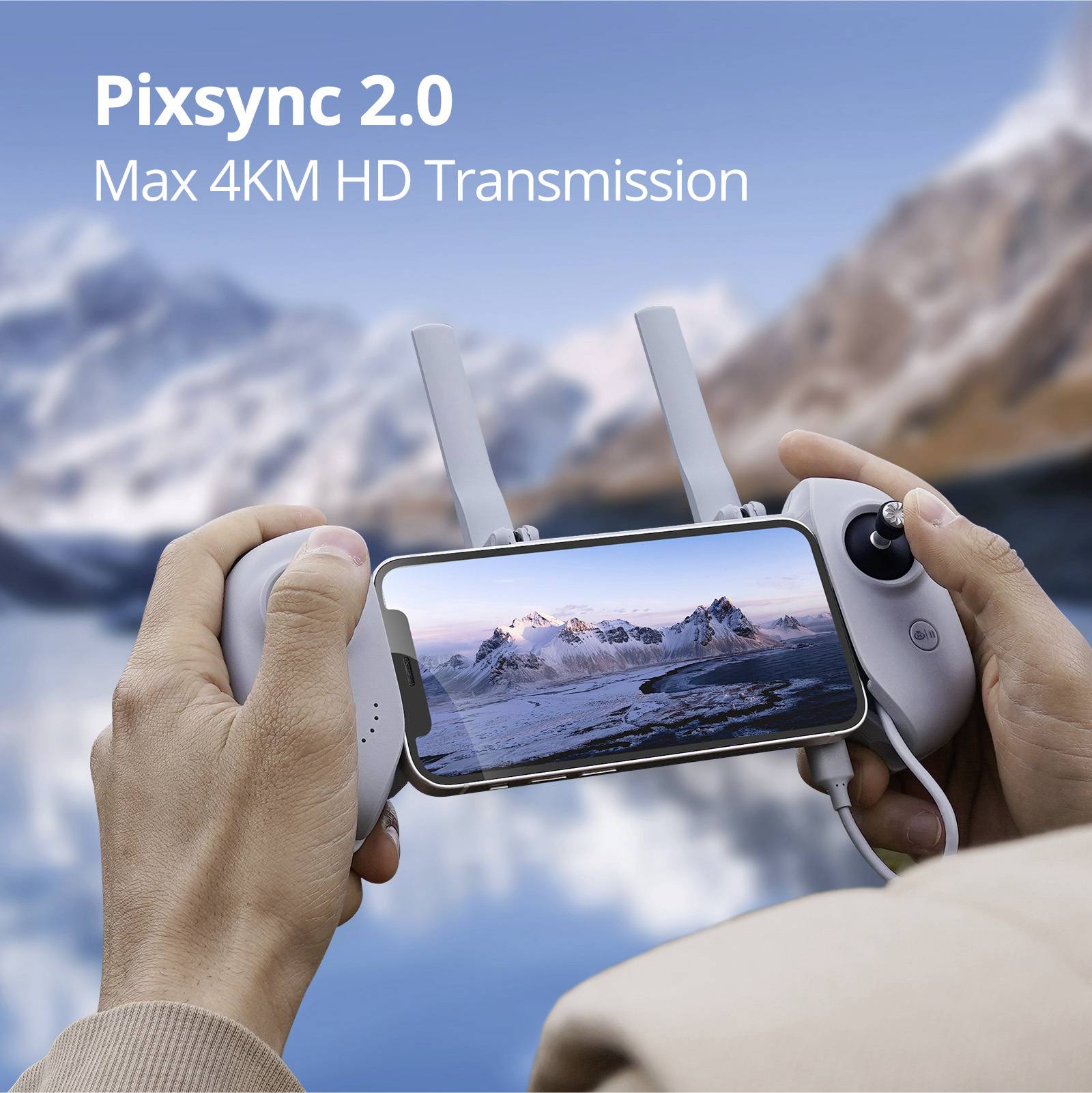 Un smartphone affiche un paysage de montagne enneigé. Texte : 'Pixsync 2.0 Max 4K HD Transmission'. Des mains tiennent l'appareil devant un panorama montagneux.