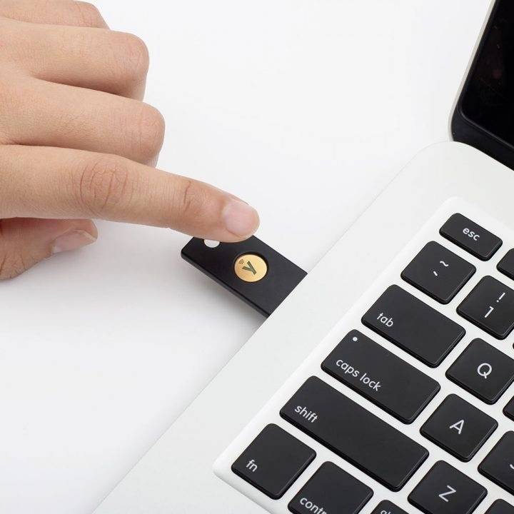 Yubico Clé USB gestionnaire de mots de passe YubiKey 5 NFC noir/or 5060408461426