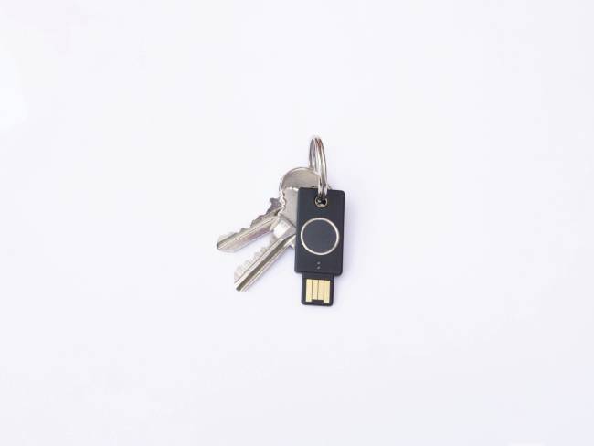 Yubico Clé USB gestionnaire de mots de passe YubiKey Bio (FIDO Edition) noir/or 5060408464168