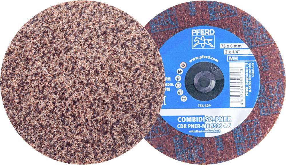 Disque abrasif PFERD, modèle COMBIDISC PNER, avec taille de grain et spécifications du produit sur l'étiquette bleue à l'arrière.