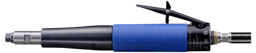 Un tournevis pneumatique bleu avec une poignée noire et raccordé à un tuyau à air comprimé, utilisé pour des travaux de fixation précis.