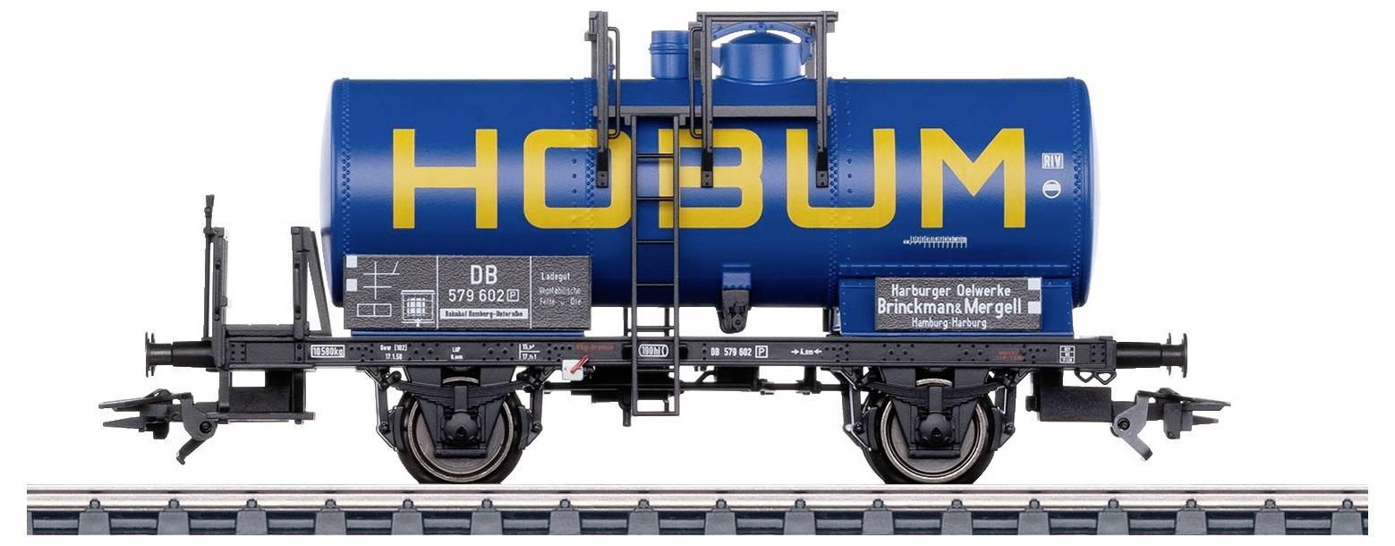 Un wagon-citerne bleu de la Deutsche Bahn portant l'inscription 'HOBUM' est stationné sur des rails. Il présente des détails spécifiques concernant son étiquetage et sa construction.