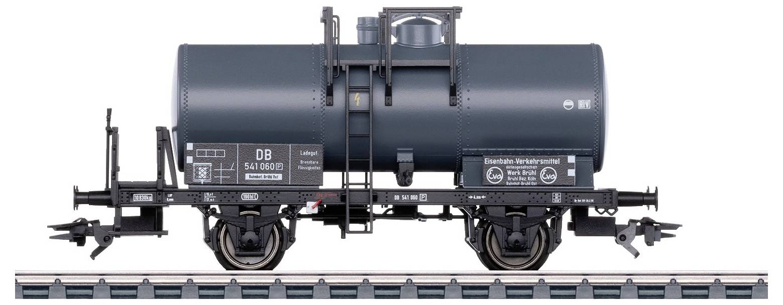 Wagon-citerne noir de la Deutsche Bahn sur une voie ferrée, avec des inscriptions et des détails visibles.