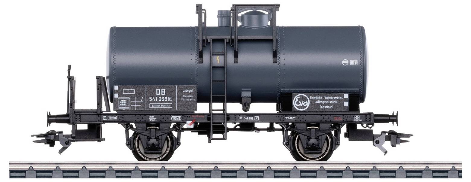 Un wagon noir de marchandises sur des rails, conçu pour le transport de liquides. Il appartient à la Deutsche Bahn.