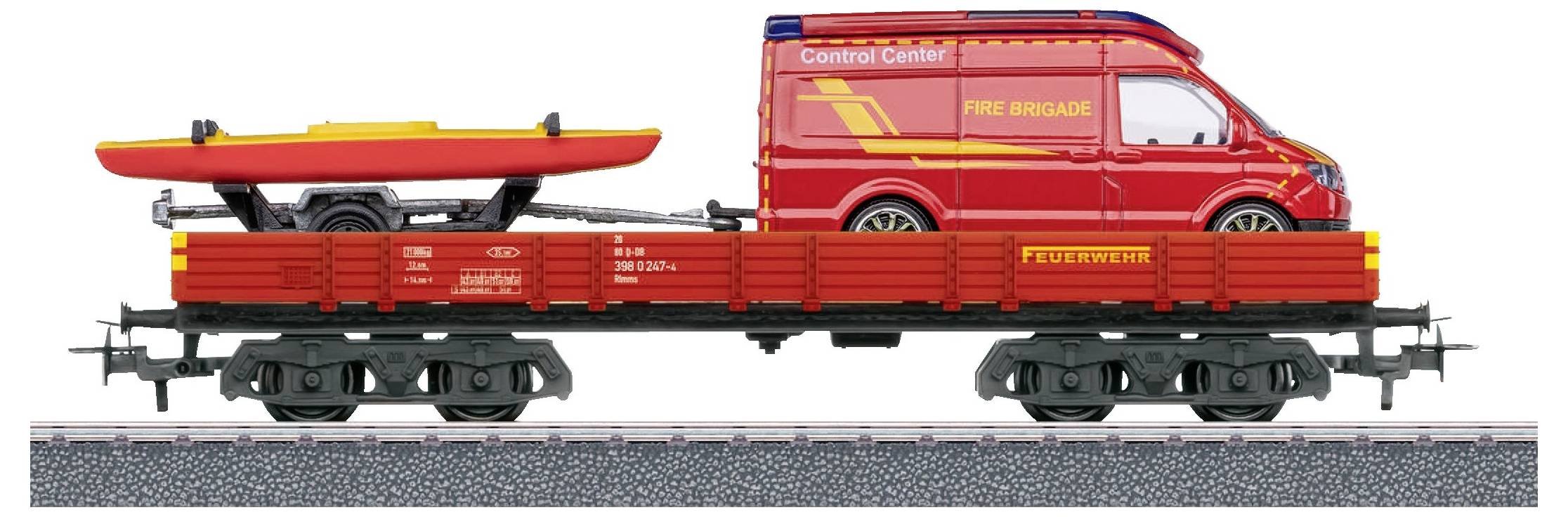 Un camion de pompiers rouge avec un bateau pneumatique jaune est stationné sur un wagon de chemin de fer plat.