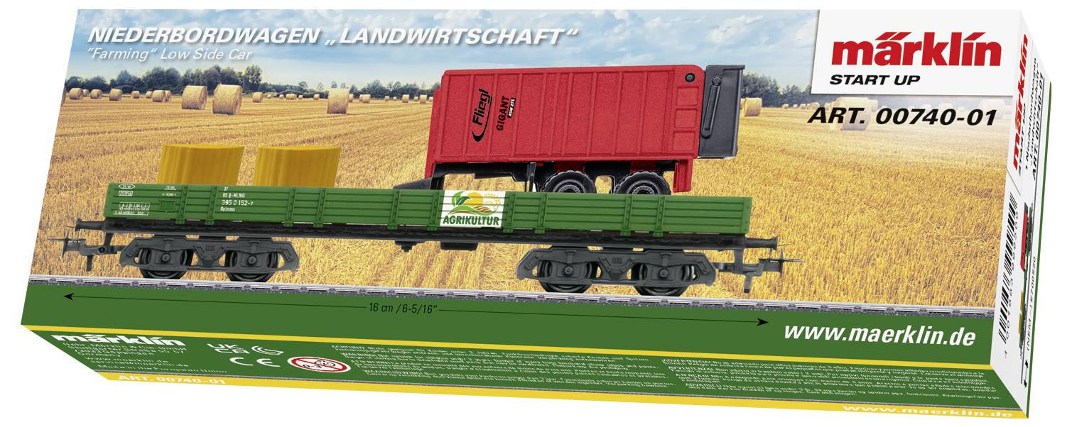 Un emballage de train miniature présente un wagon à ridelles surbaissées avec un tracteur et des balles de paille, étiqueté 'Agriculture' par Märklin.