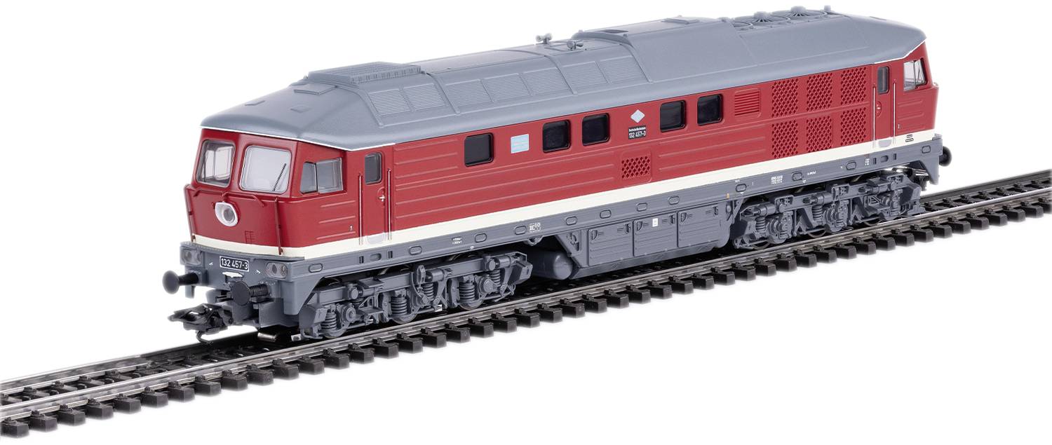 Modèle rouge d'une locomotive diesel sur des rails, avec le logo DB sur le côté, reproduction détaillée, adapté aux modèles réduits ferroviaires.
