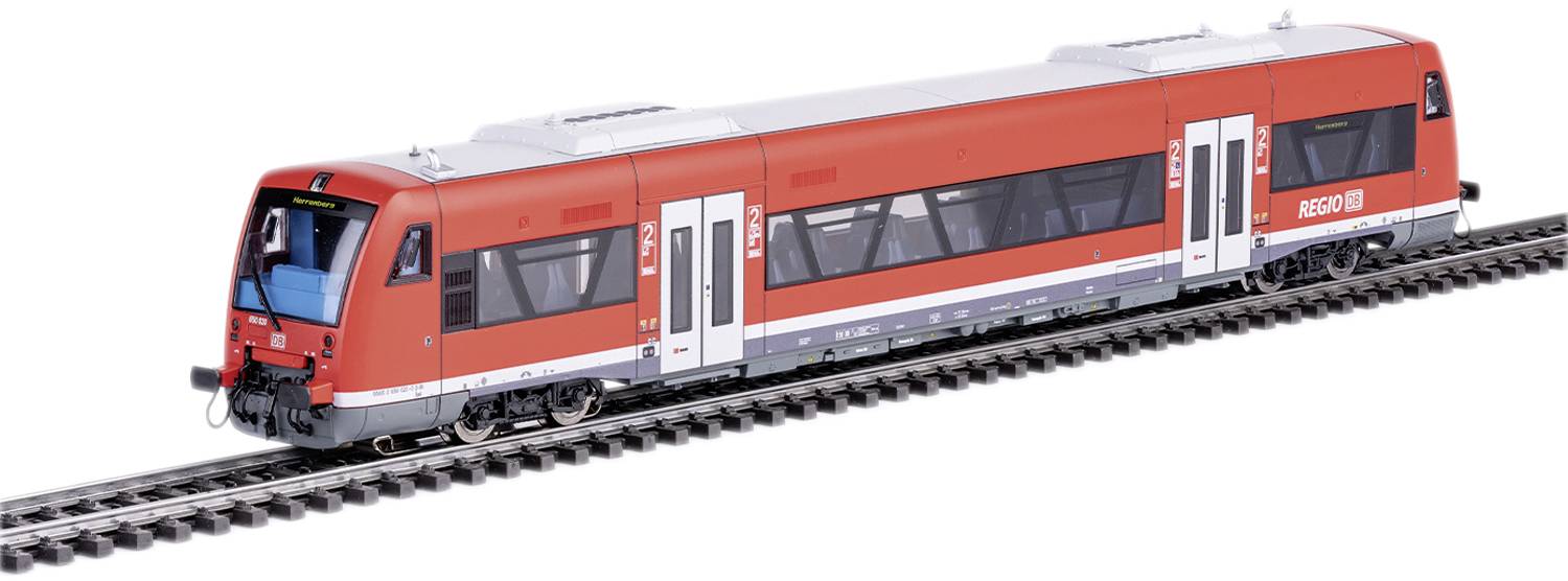 Un train miniature rouge de la Deutsche Bahn sur des rails, vue de côté. Une petite partie du poste de conduite est visible à gauche.