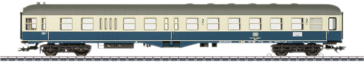 Un wagon de train miniature peint en bleu et beige, portant le numéro '2'. Il possède plusieurs fenêtres et est posé sur une voie ferrée.