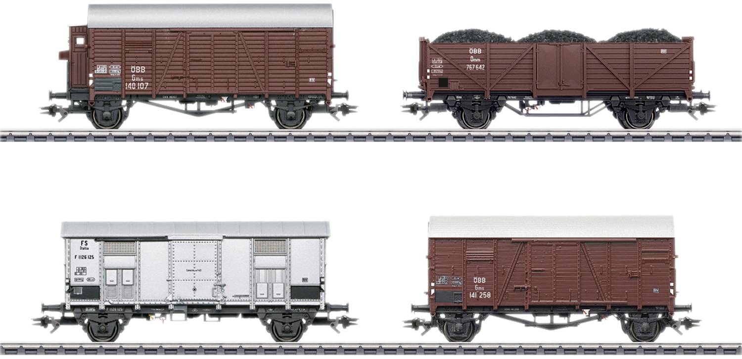Quatre wagons de marchandises de trains miniatures différents sur des rails, chacun dans des designs et des couleurs distincts, présentant diverses variations.
